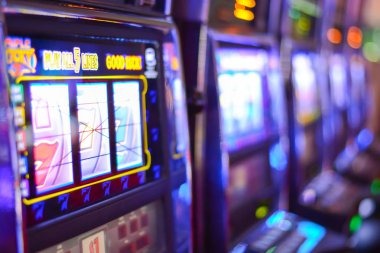 Antarmuka aplikasi outlast menampilkan menu sportsbook, live dealer, dan slot