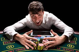 Dealer Speed Blackjack platform outlast dengan kartu dan chip di meja kasino langsung